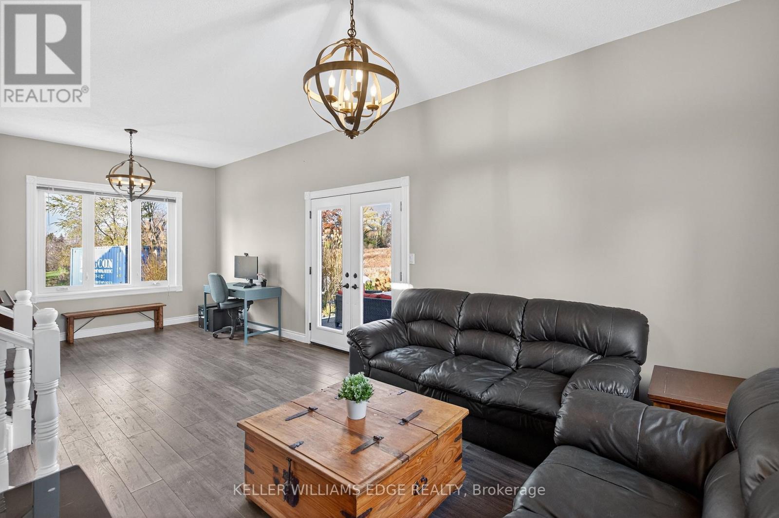 1724 Snake Road, Burlington, ON - Indoor Photo Showing Living Room