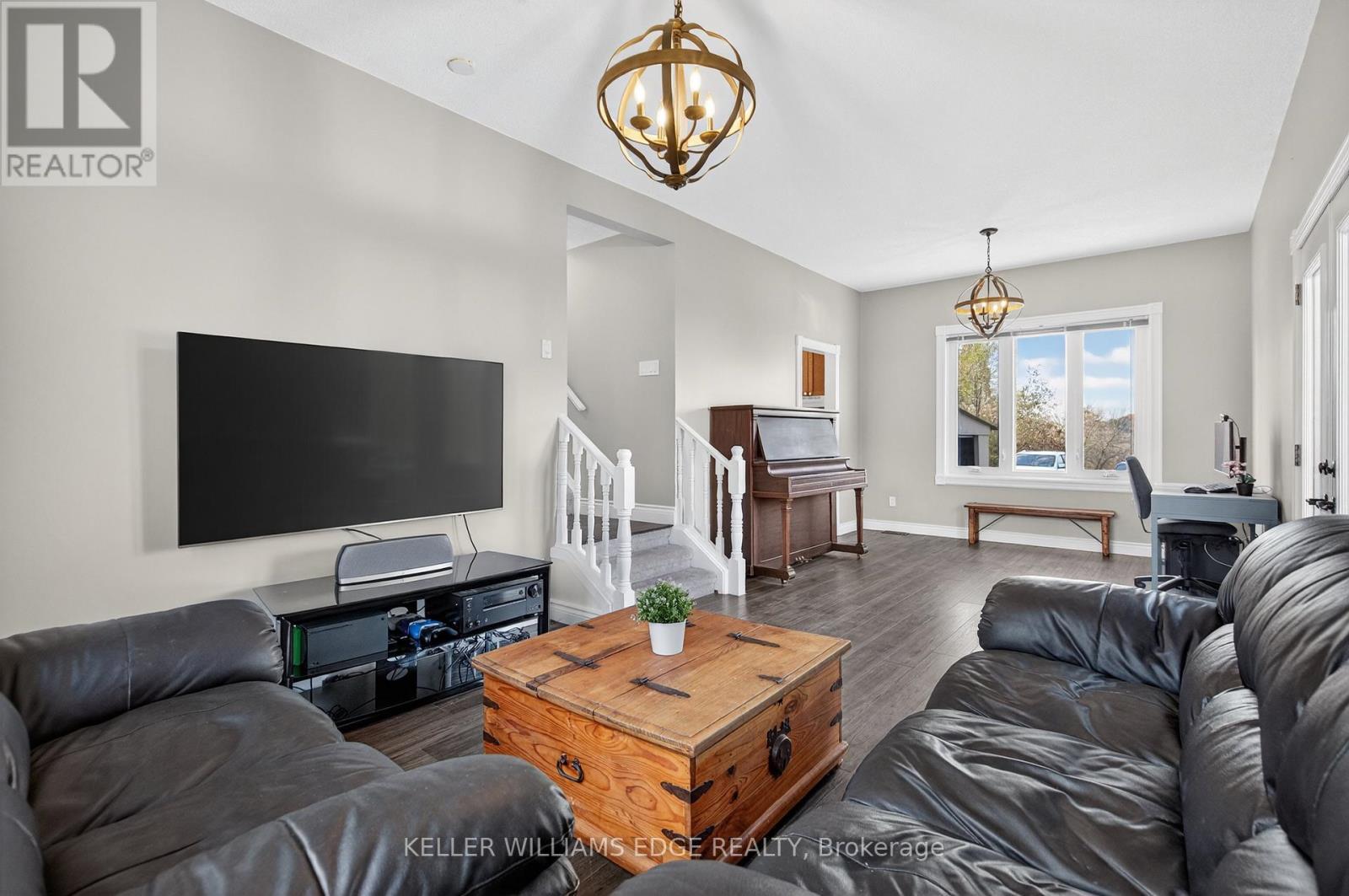 1724 Snake Road, Burlington, ON - Indoor Photo Showing Living Room