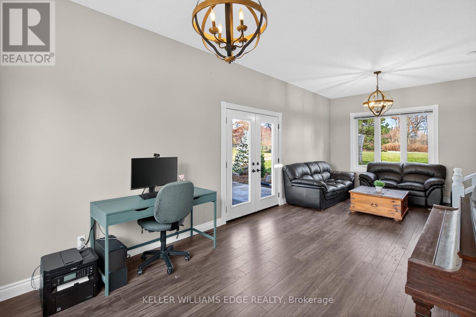 1724 Snake Road, Burlington, ON - Indoor Photo Showing Living Room
