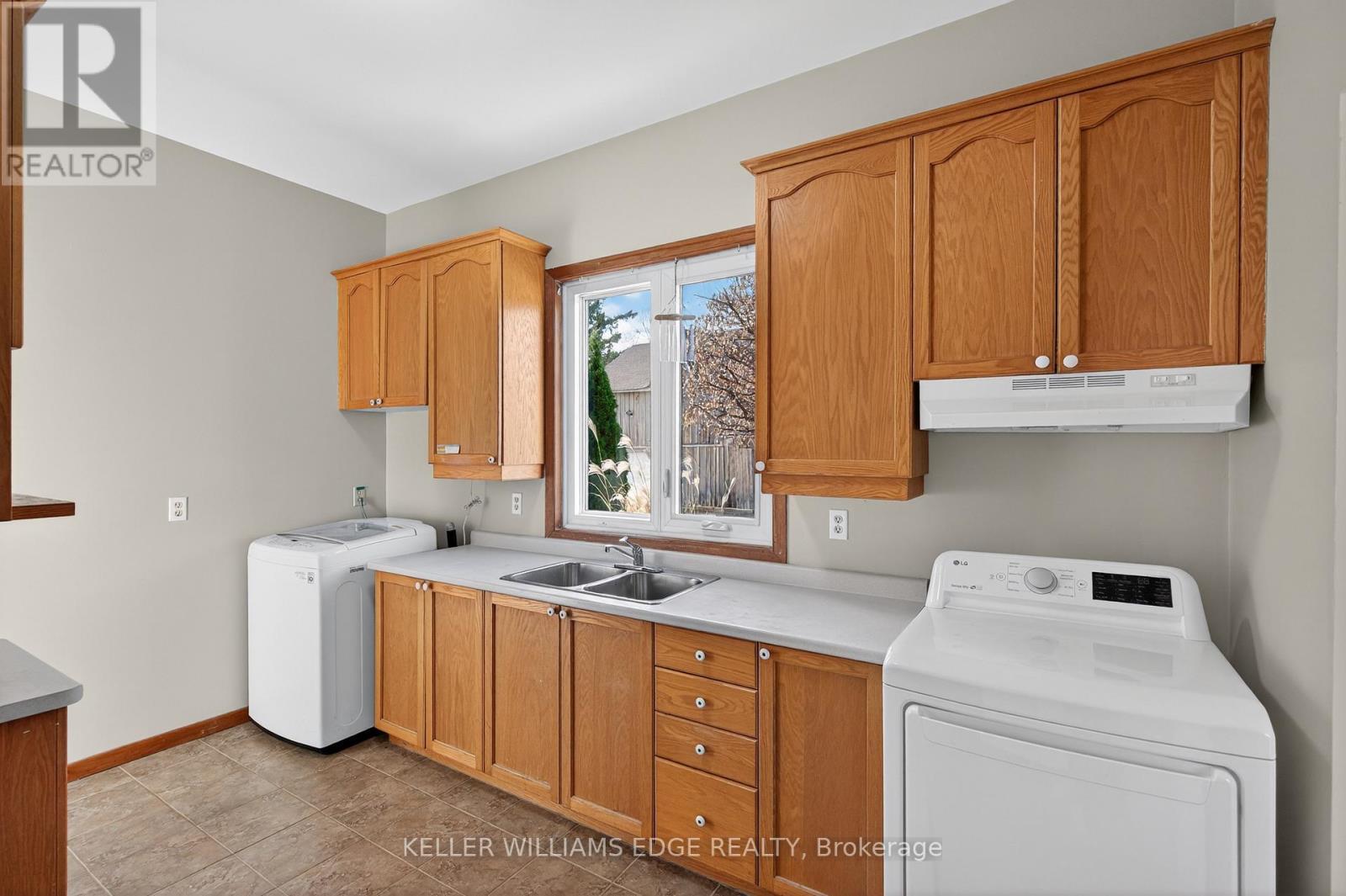 1724 Snake Road, Burlington, ON - Indoor Photo Showing Laundry Room