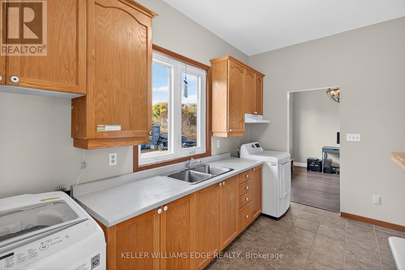 1724 Snake Road, Burlington, ON - Indoor Photo Showing Laundry Room