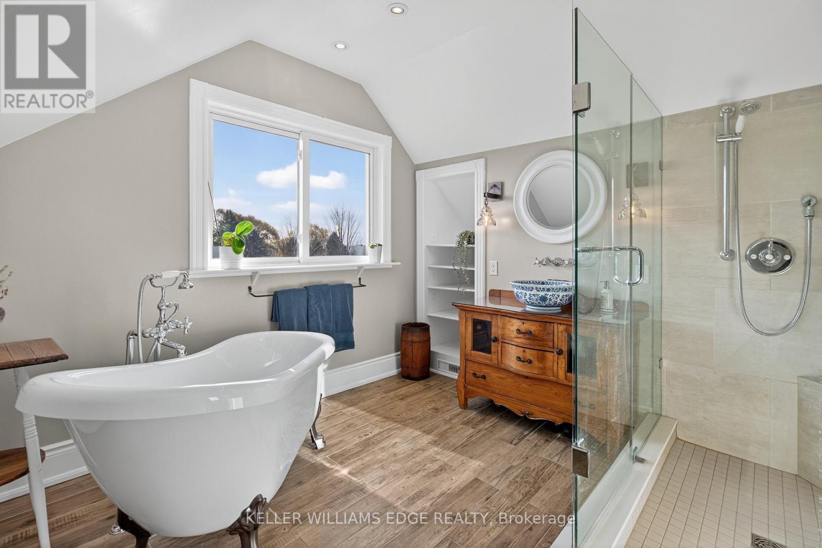 1724 Snake Road, Burlington, ON - Indoor Photo Showing Bathroom