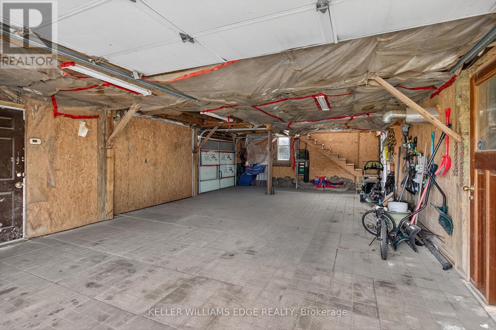 1724 Snake Road, Burlington, ON - Indoor Photo Showing Garage