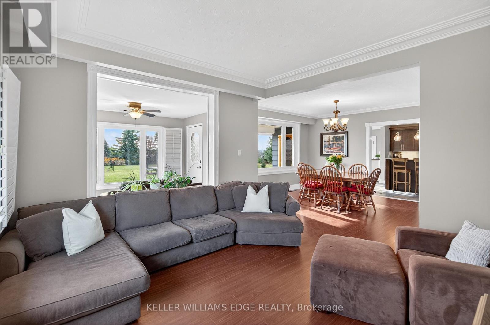 1724 Snake Road, Burlington, ON - Indoor Photo Showing Living Room