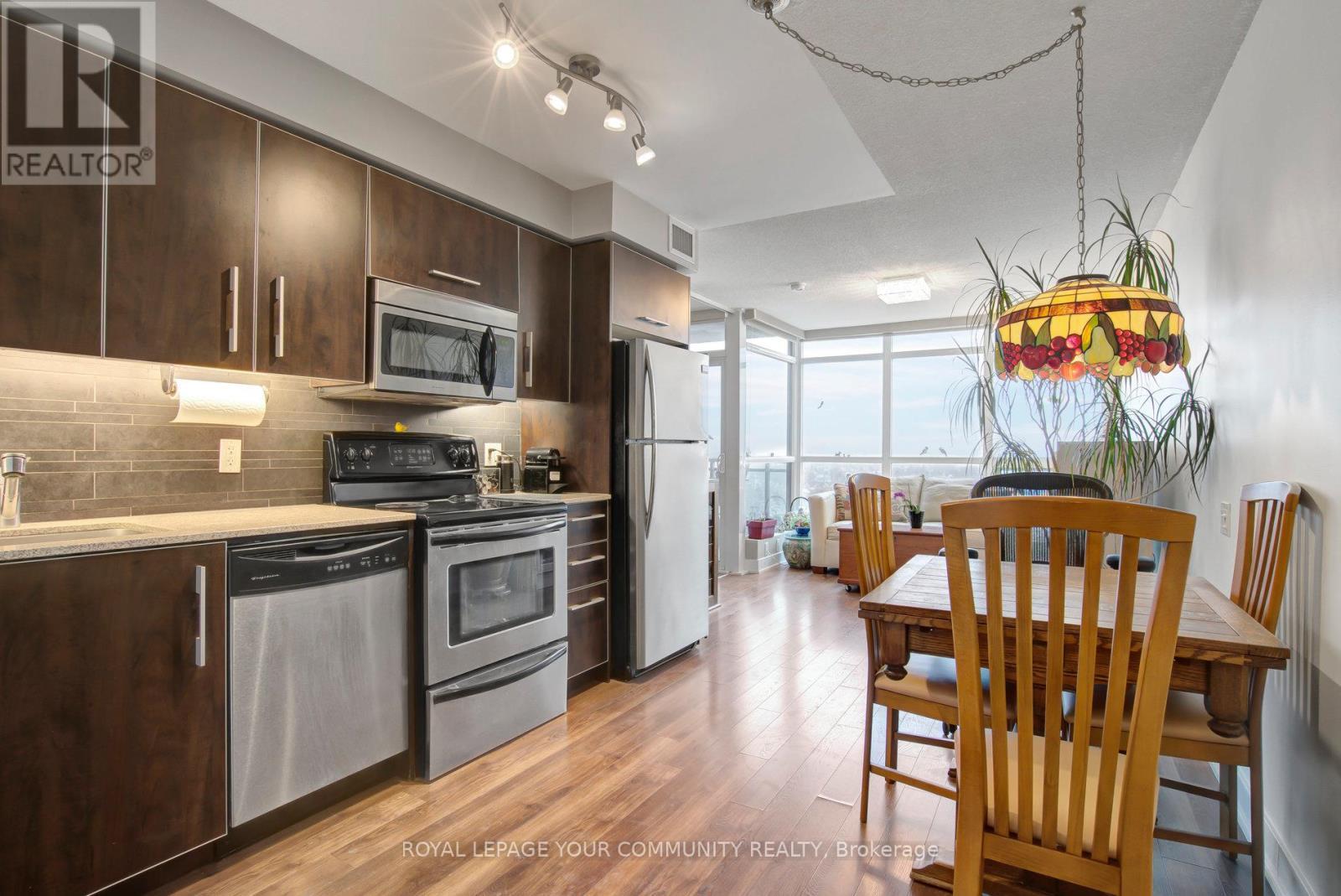 1806 - 1048 Broadview Avenue, Toronto, ON - Indoor Photo Showing Kitchen