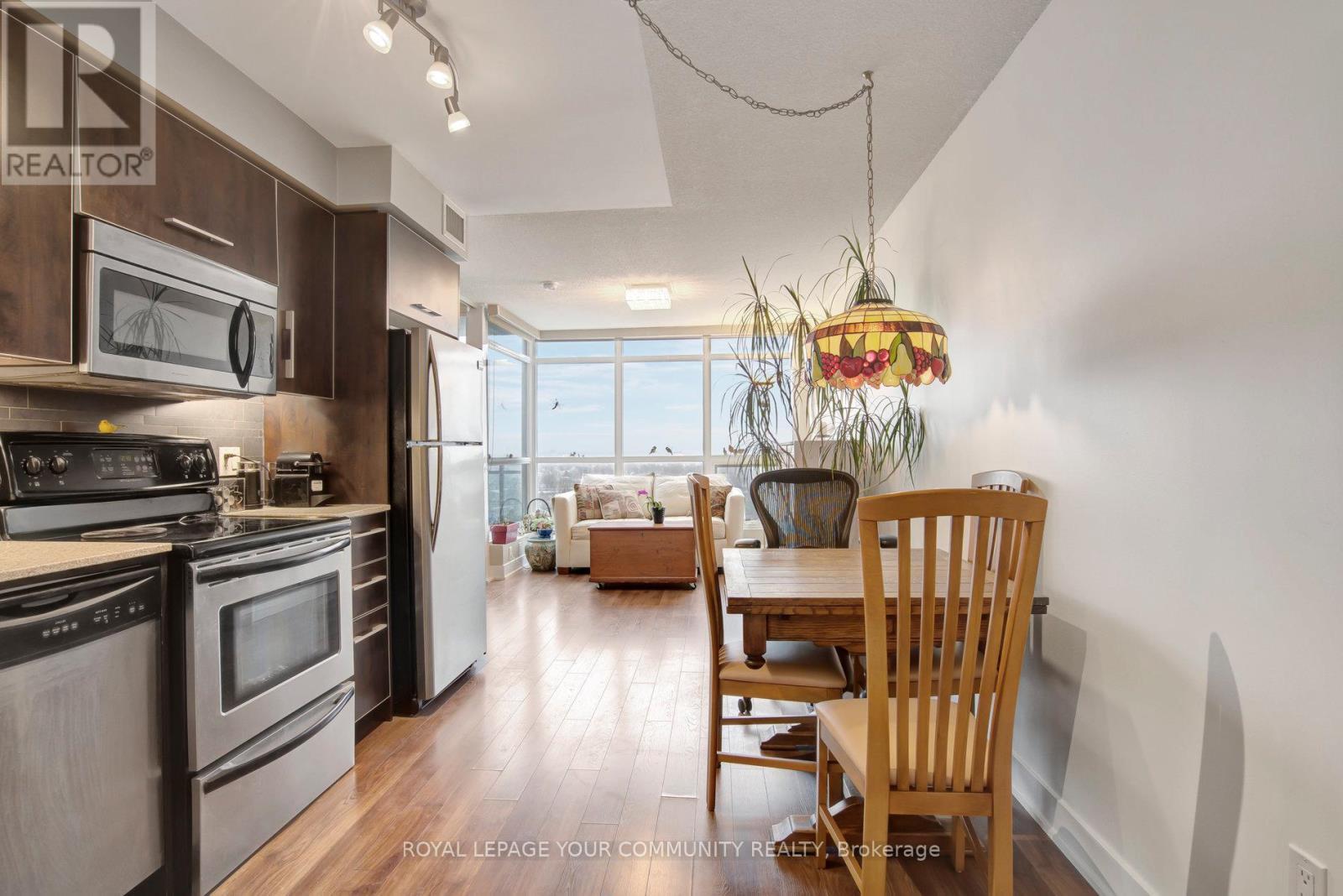 1806 - 1048 Broadview Avenue, Toronto, ON - Indoor Photo Showing Kitchen