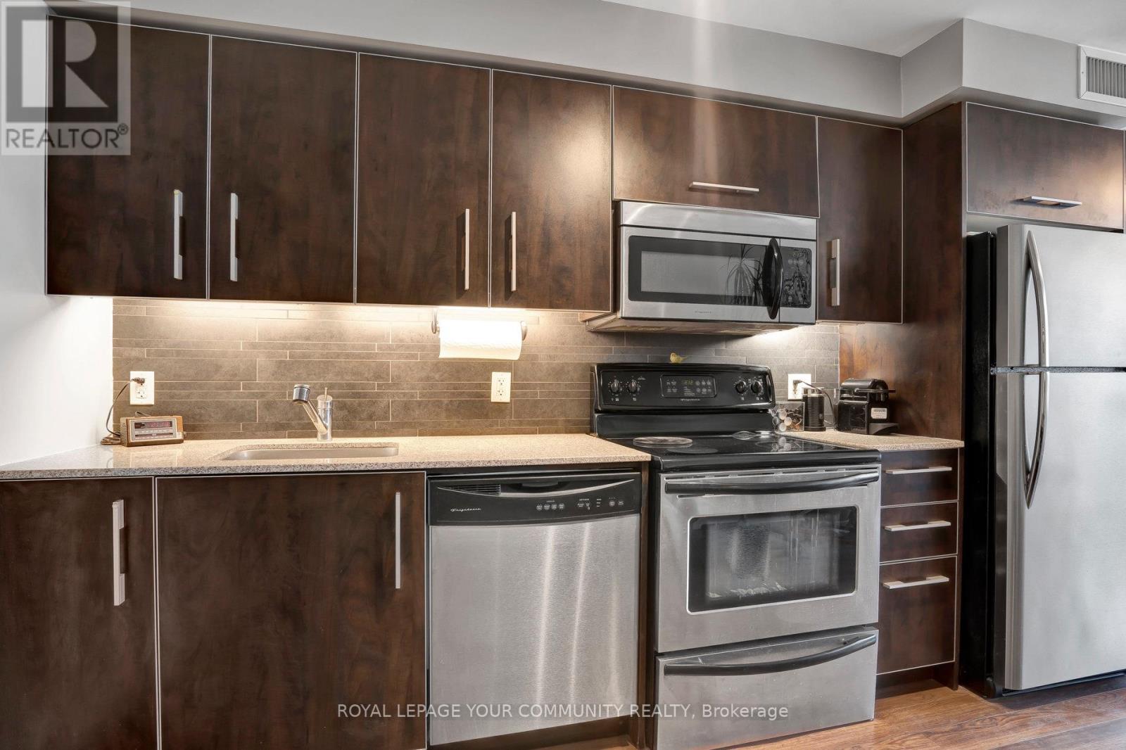 1806 - 1048 Broadview Avenue, Toronto, ON - Indoor Photo Showing Kitchen