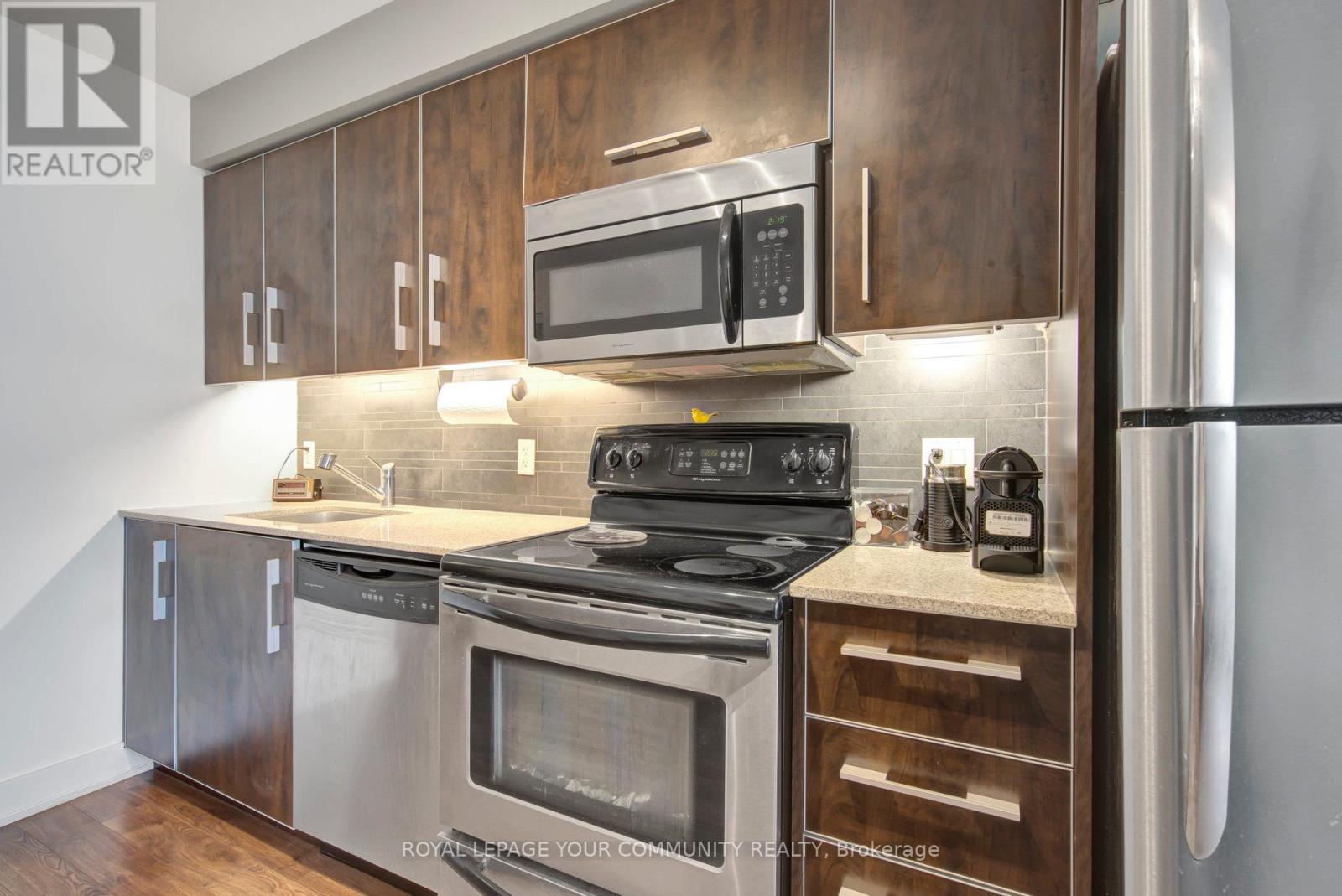 1806 - 1048 Broadview Avenue, Toronto, ON - Indoor Photo Showing Kitchen
