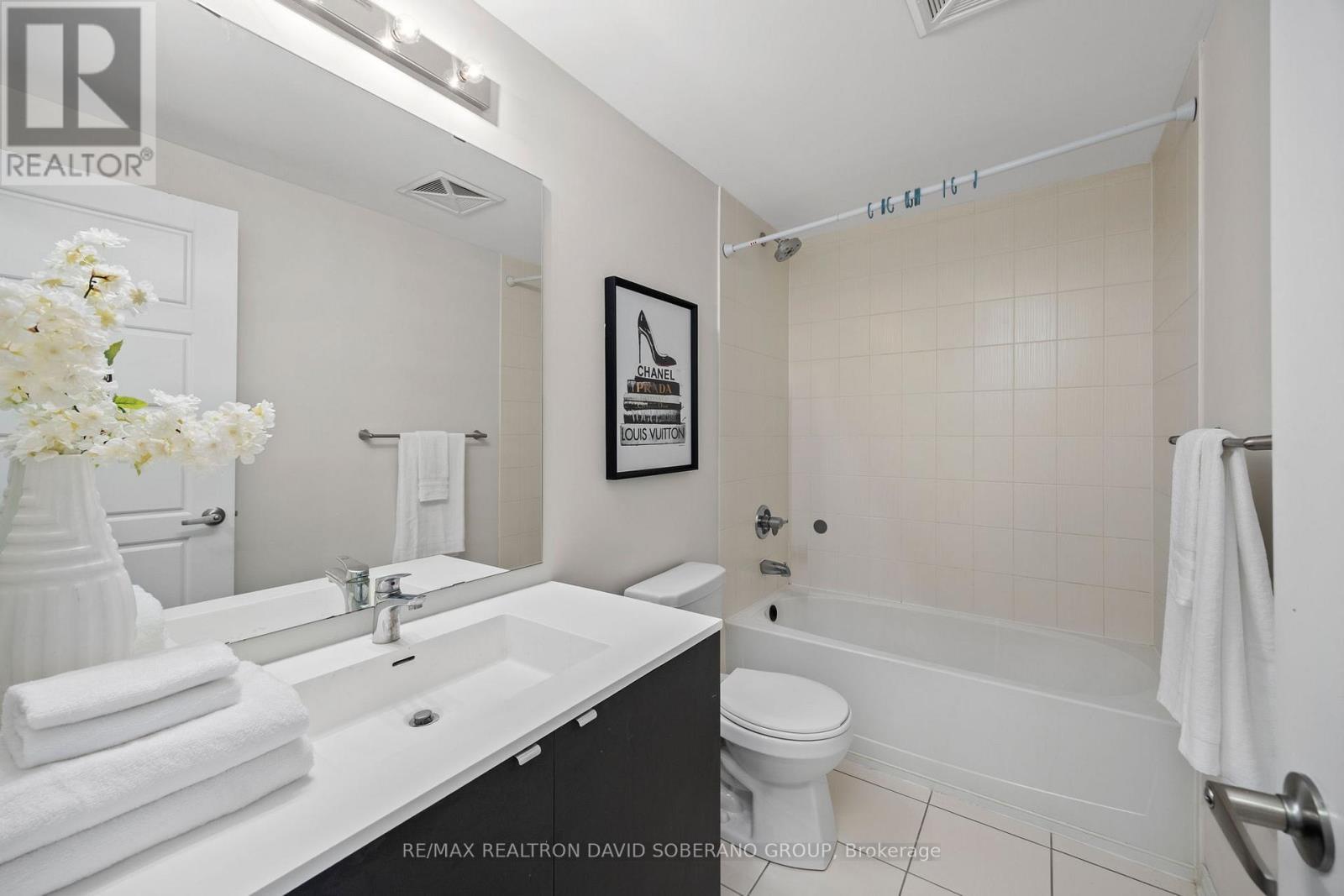 202 - 1120 Briar Hill Avenue, Toronto, ON - Indoor Photo Showing Bathroom