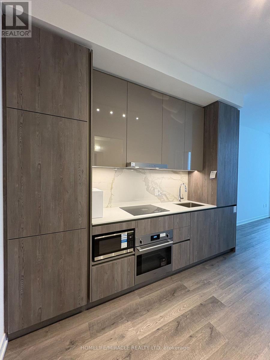 607 - 8 Interchange Way, Vaughan, ON - Indoor Photo Showing Kitchen With Upgraded Kitchen