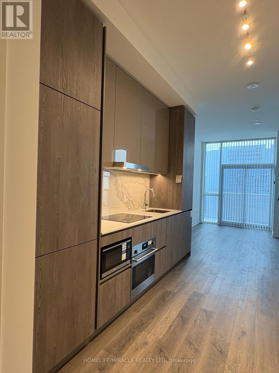 607 - 8 Interchange Way, Vaughan, ON - Indoor Photo Showing Kitchen