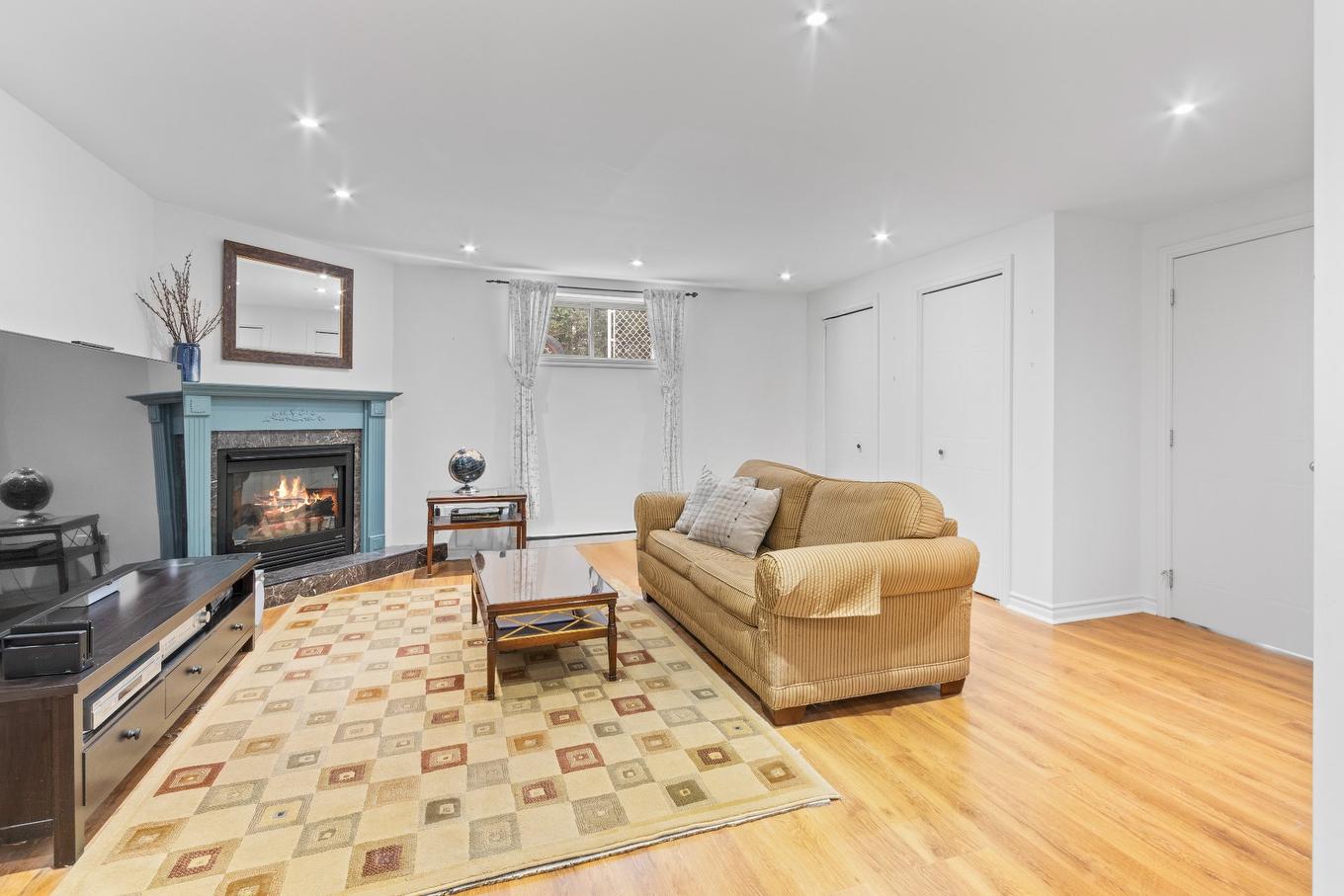 Family room - 66 Rue Douglas-Anderson, Châteauguay, QC - Indoor Photo Showing Living Room With Fireplace