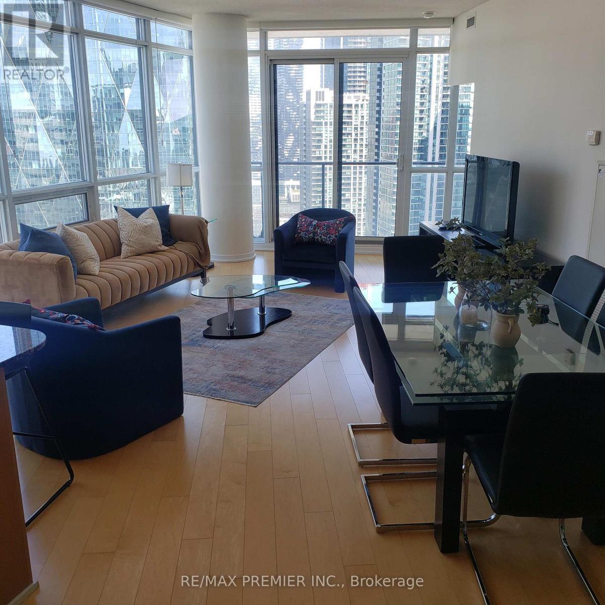 3308 - 65 Bremner Boulevard, Toronto, ON - Indoor Photo Showing Living Room