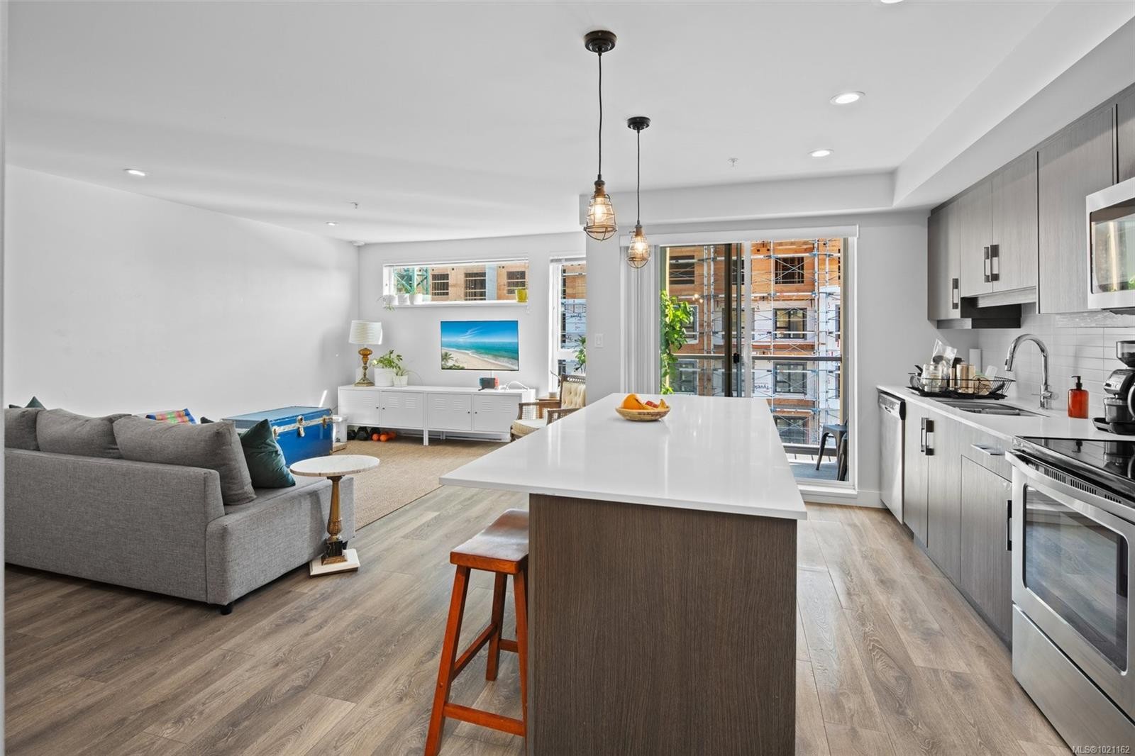 403-826 Esquimalt Rd, Esquimalt, BC - Indoor Photo Showing Kitchen With Upgraded Kitchen