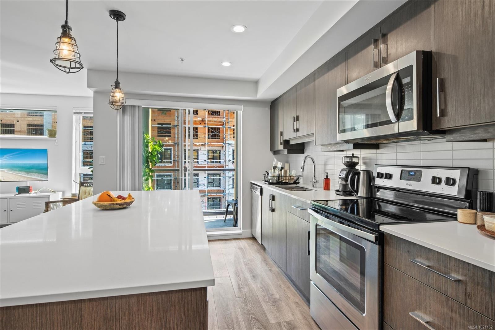 403-826 Esquimalt Rd, Esquimalt, BC - Indoor Photo Showing Kitchen With Upgraded Kitchen