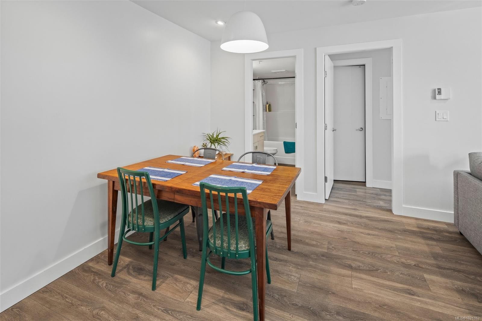 403-826 Esquimalt Rd, Esquimalt, BC - Indoor Photo Showing Dining Room