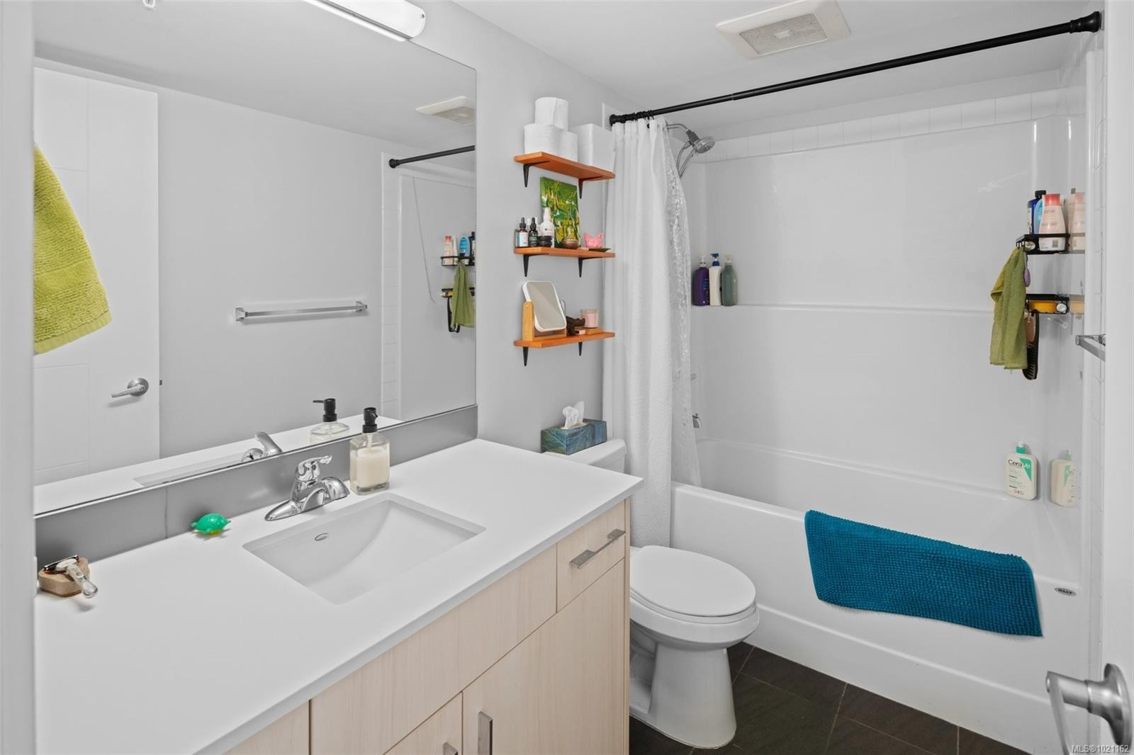 403-826 Esquimalt Rd, Esquimalt, BC - Indoor Photo Showing Bathroom