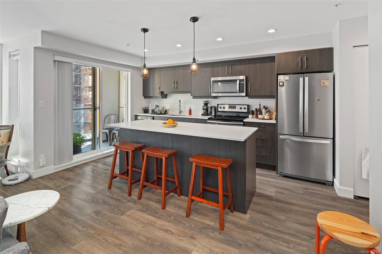 403-826 Esquimalt Rd, Esquimalt, BC - Indoor Photo Showing Kitchen With Upgraded Kitchen