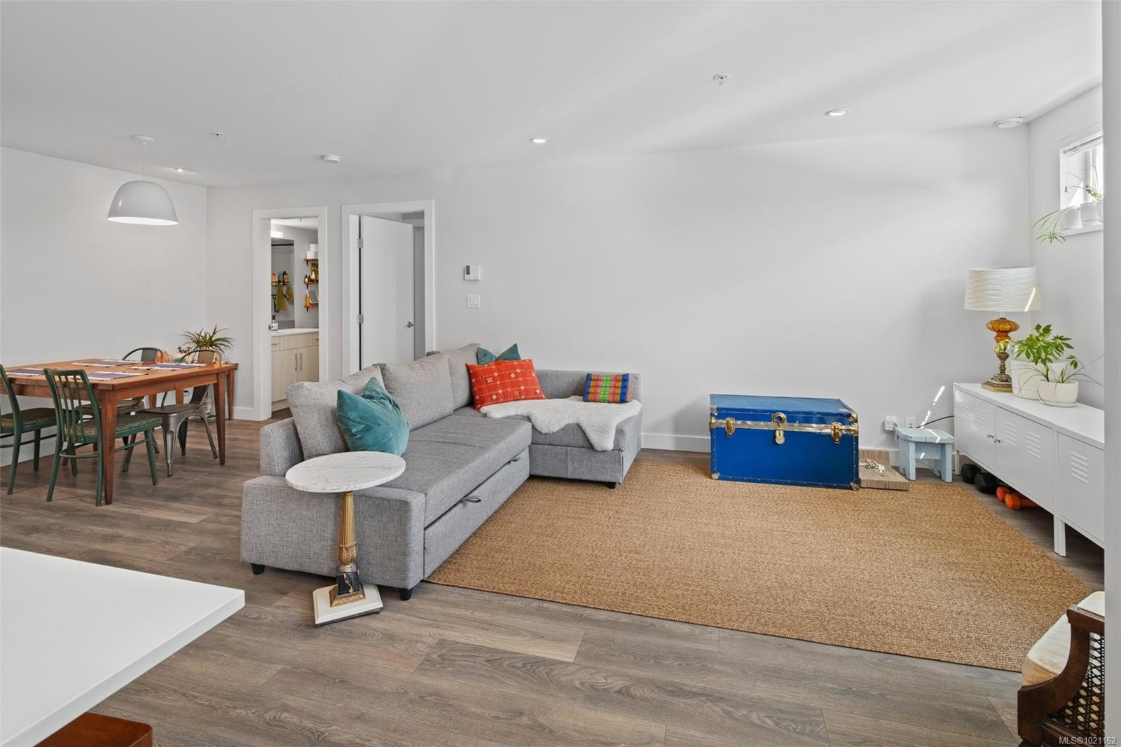 403-826 Esquimalt Rd, Esquimalt, BC - Indoor Photo Showing Living Room