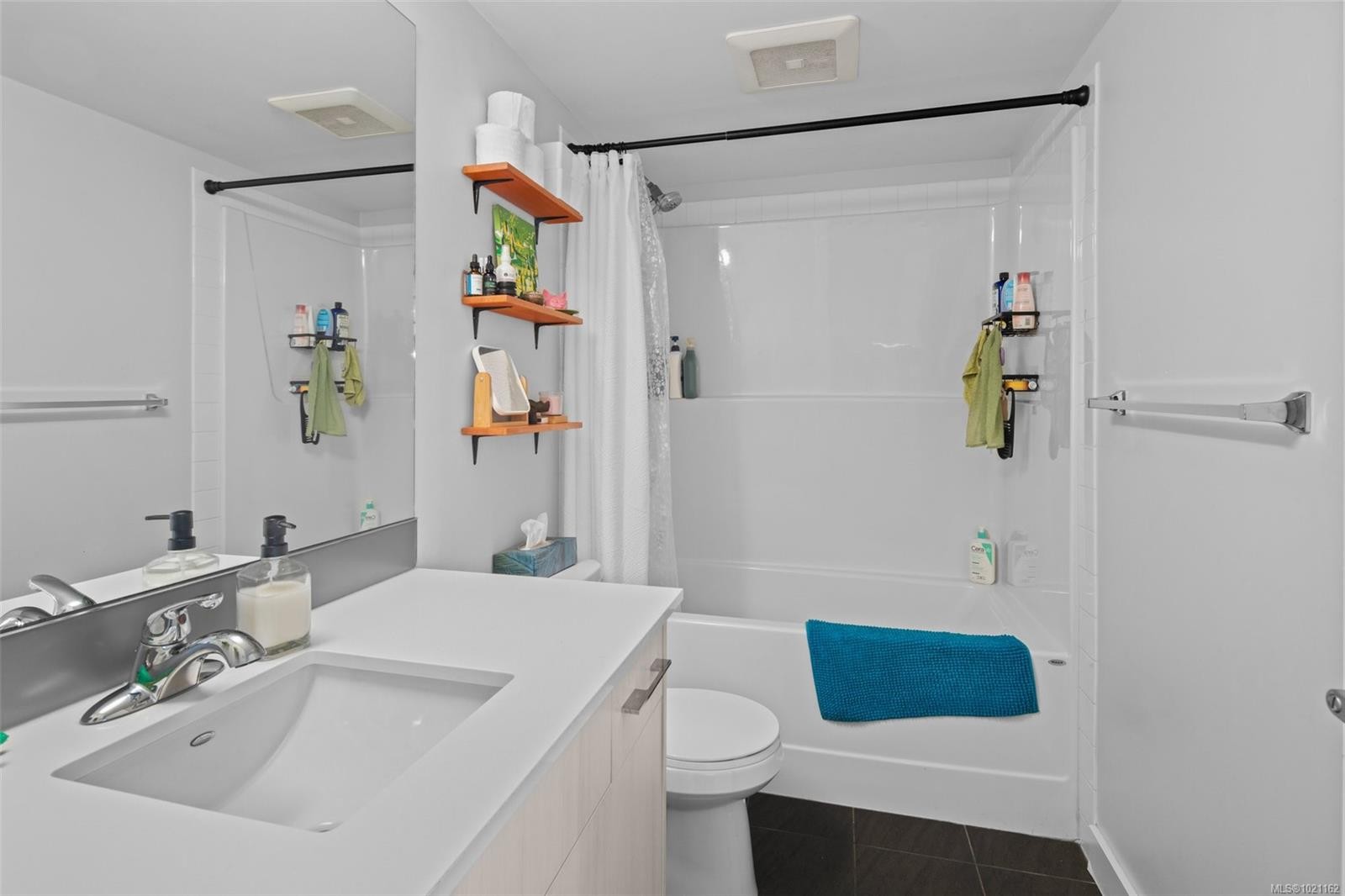 403-826 Esquimalt Rd, Esquimalt, BC - Indoor Photo Showing Bathroom