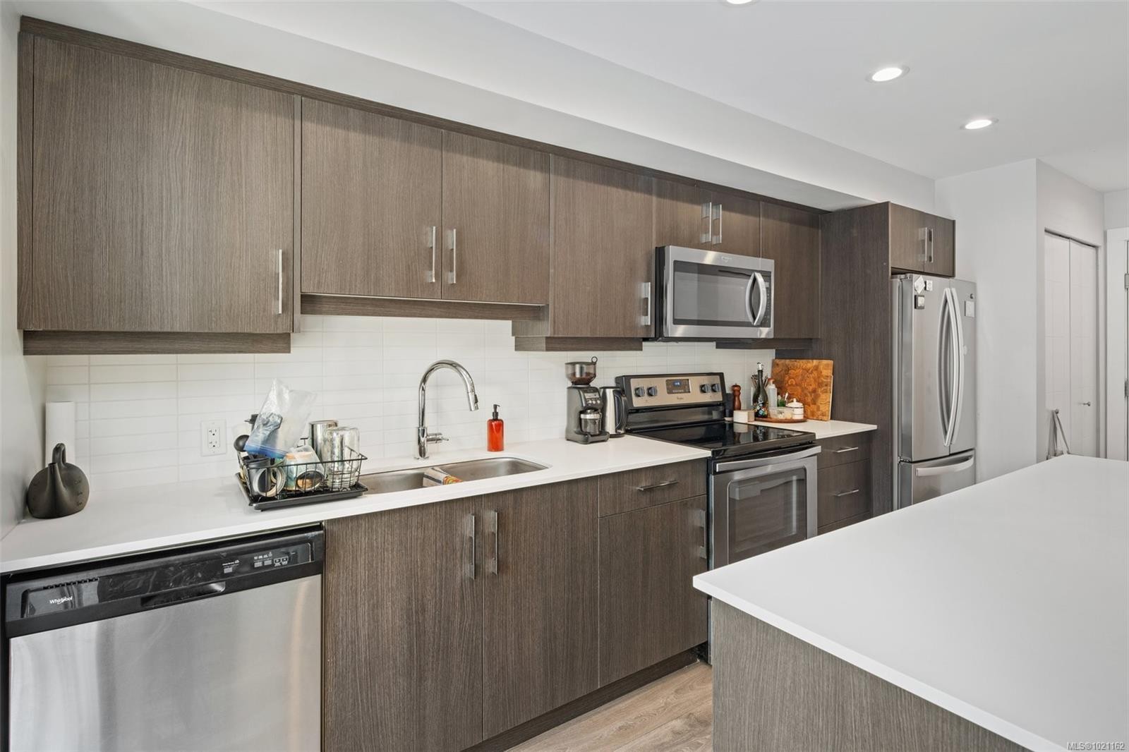 403-826 Esquimalt Rd, Esquimalt, BC - Indoor Photo Showing Kitchen With Double Sink With Upgraded Kitchen
