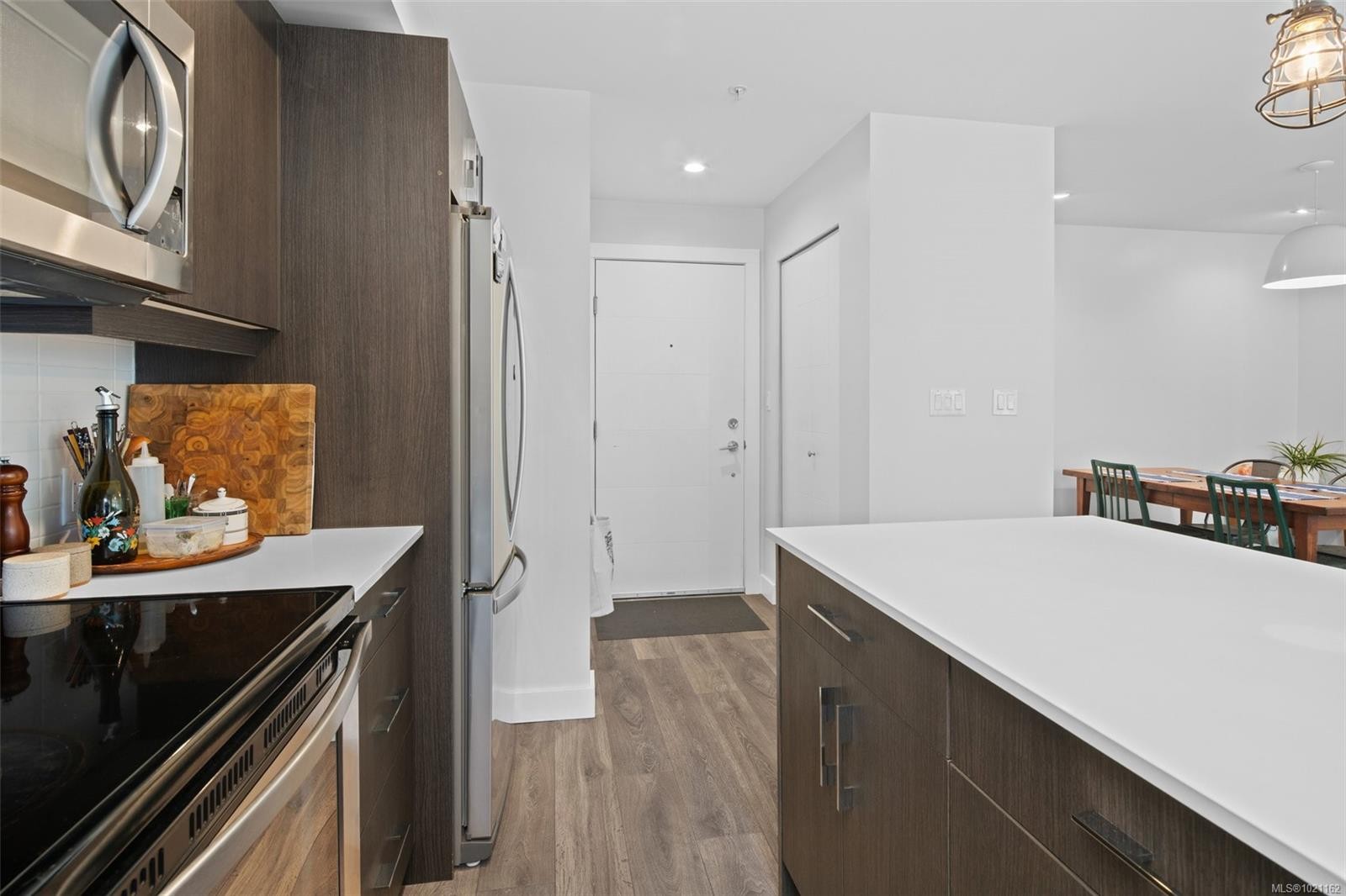 403-826 Esquimalt Rd, Esquimalt, BC - Indoor Photo Showing Kitchen