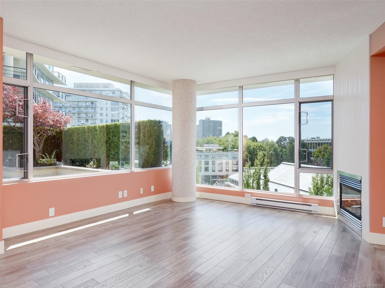 N609-737 Humboldt St, Victoria, BC - Indoor Photo Showing Living Room With Fireplace