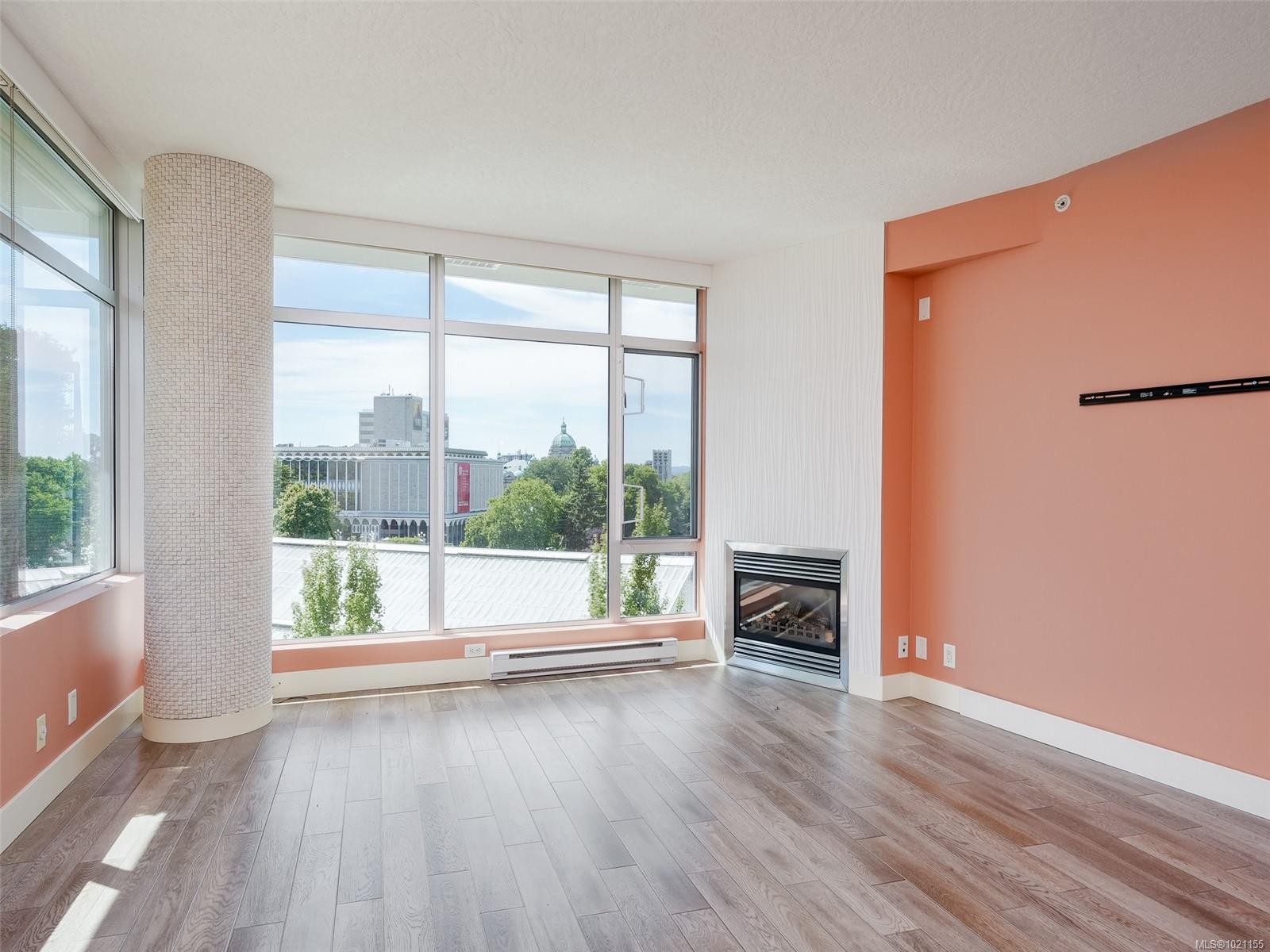 N609-737 Humboldt St, Victoria, BC - Indoor Photo Showing Living Room With Fireplace