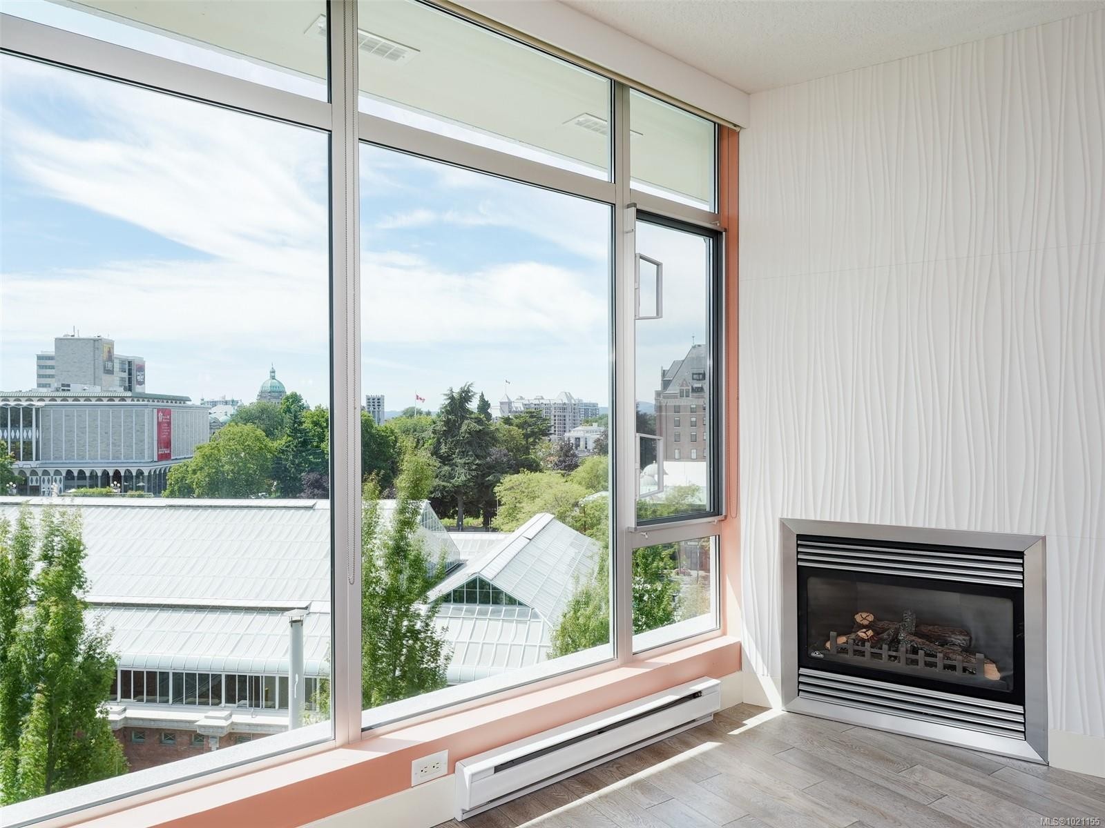 N609-737 Humboldt St, Victoria, BC - Indoor Photo Showing Living Room With Fireplace