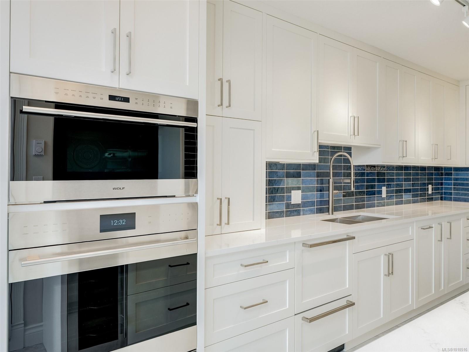 803-75 Songhees Rd, Victoria, BC - Indoor Photo Showing Kitchen With Upgraded Kitchen