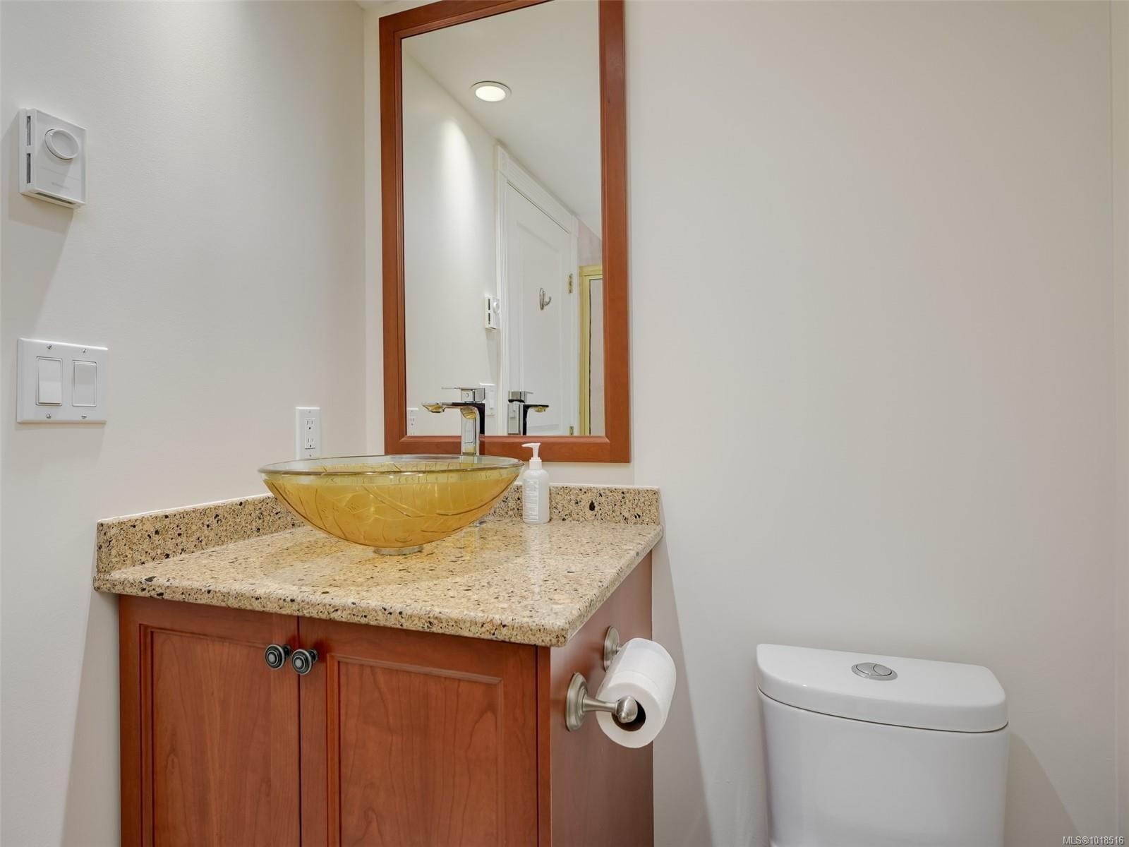803-75 Songhees Rd, Victoria, BC - Indoor Photo Showing Bathroom