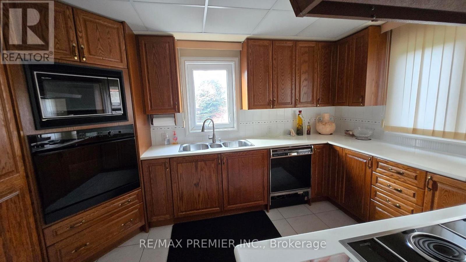 36 Railway Street, Vaughan, ON - Indoor Photo Showing Kitchen With Double Sink