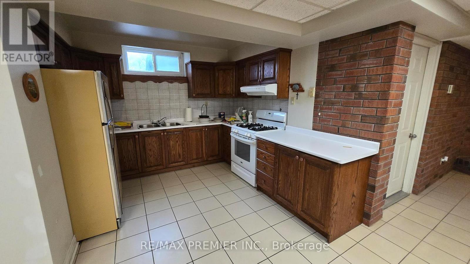 36 Railway Street, Vaughan, ON - Indoor Photo Showing Kitchen With Double Sink