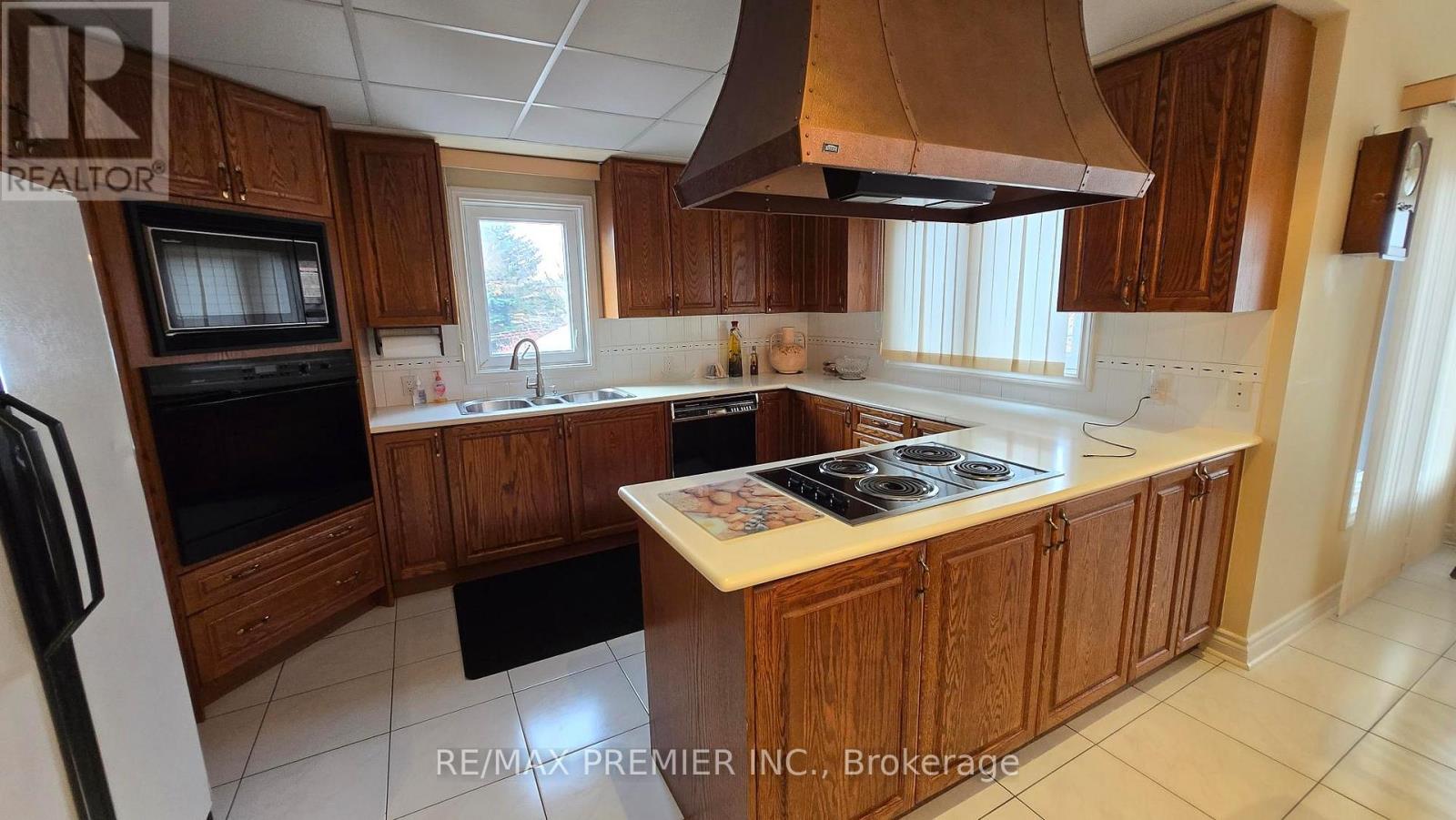 36 Railway Street, Vaughan, ON - Indoor Photo Showing Kitchen With Double Sink