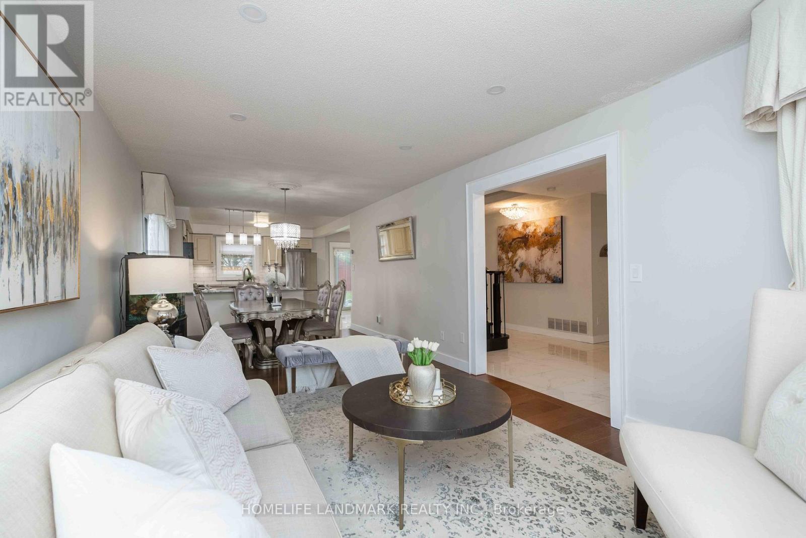 15 Anita Court, Hamilton, ON - Indoor Photo Showing Living Room