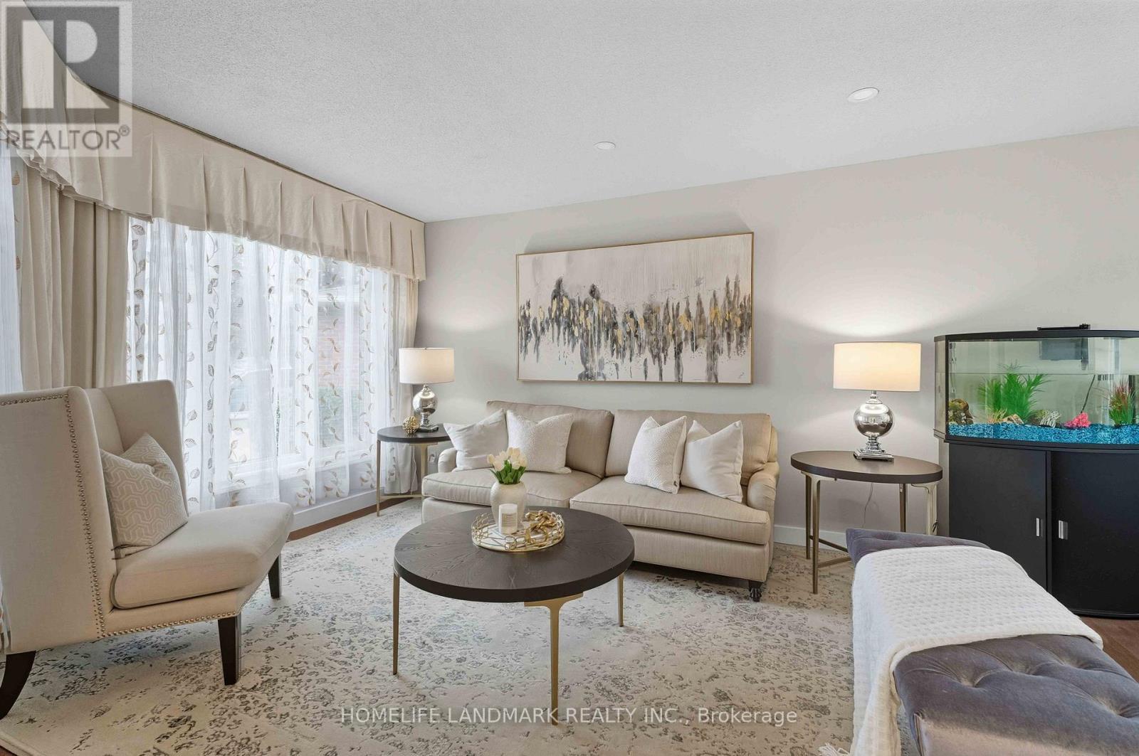 15 Anita Court, Hamilton, ON - Indoor Photo Showing Living Room