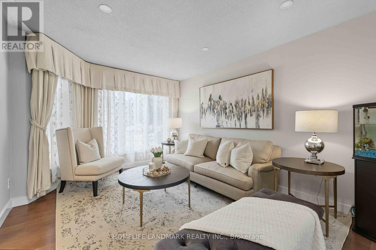 15 Anita Court, Hamilton, ON - Indoor Photo Showing Living Room