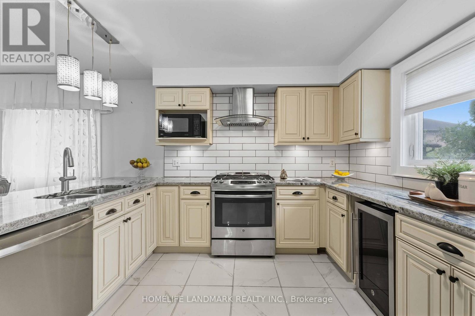 15 Anita Court, Hamilton, ON - Indoor Photo Showing Kitchen With Upgraded Kitchen