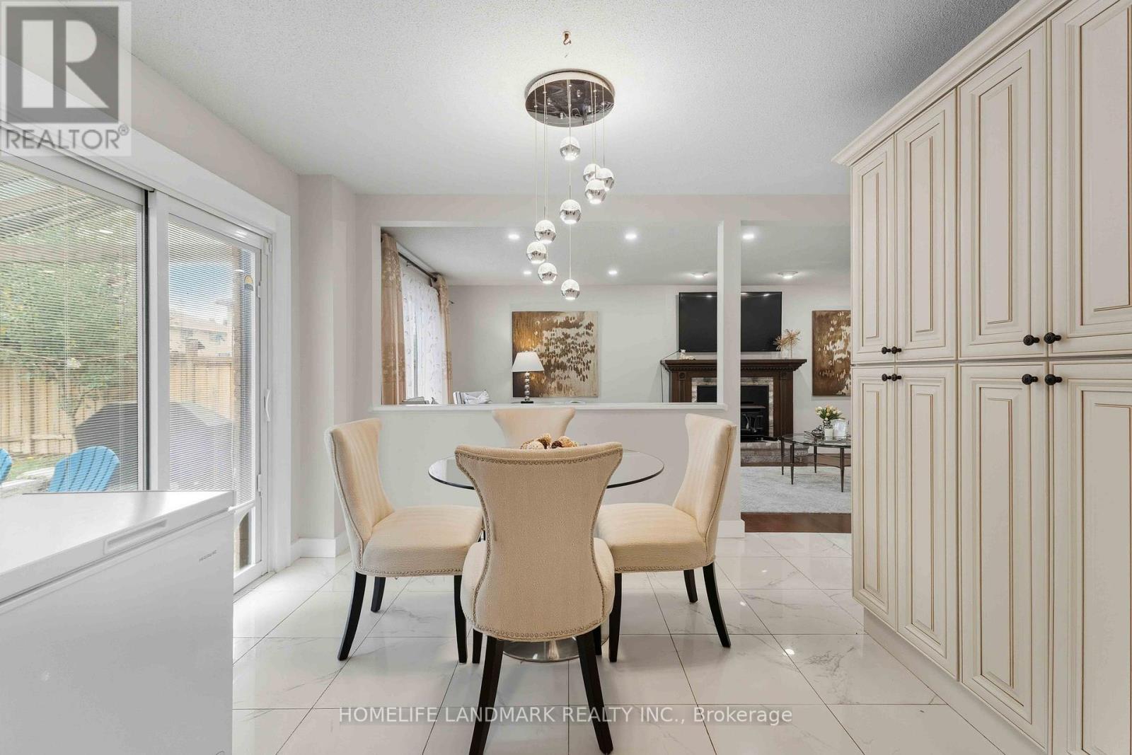 15 Anita Court, Hamilton, ON - Indoor Photo Showing Dining Room