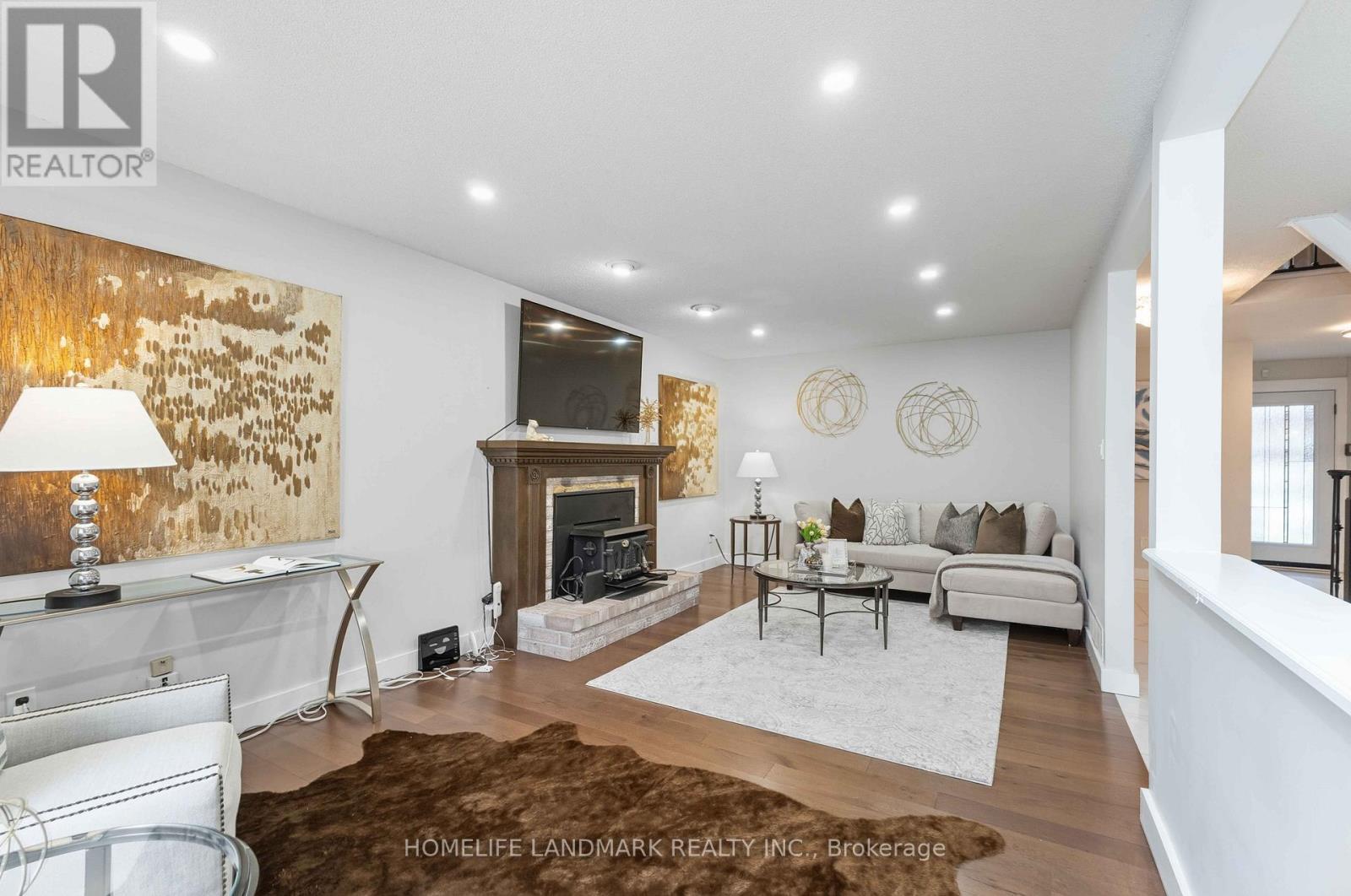 15 Anita Court, Hamilton, ON - Indoor Photo Showing Living Room With Fireplace