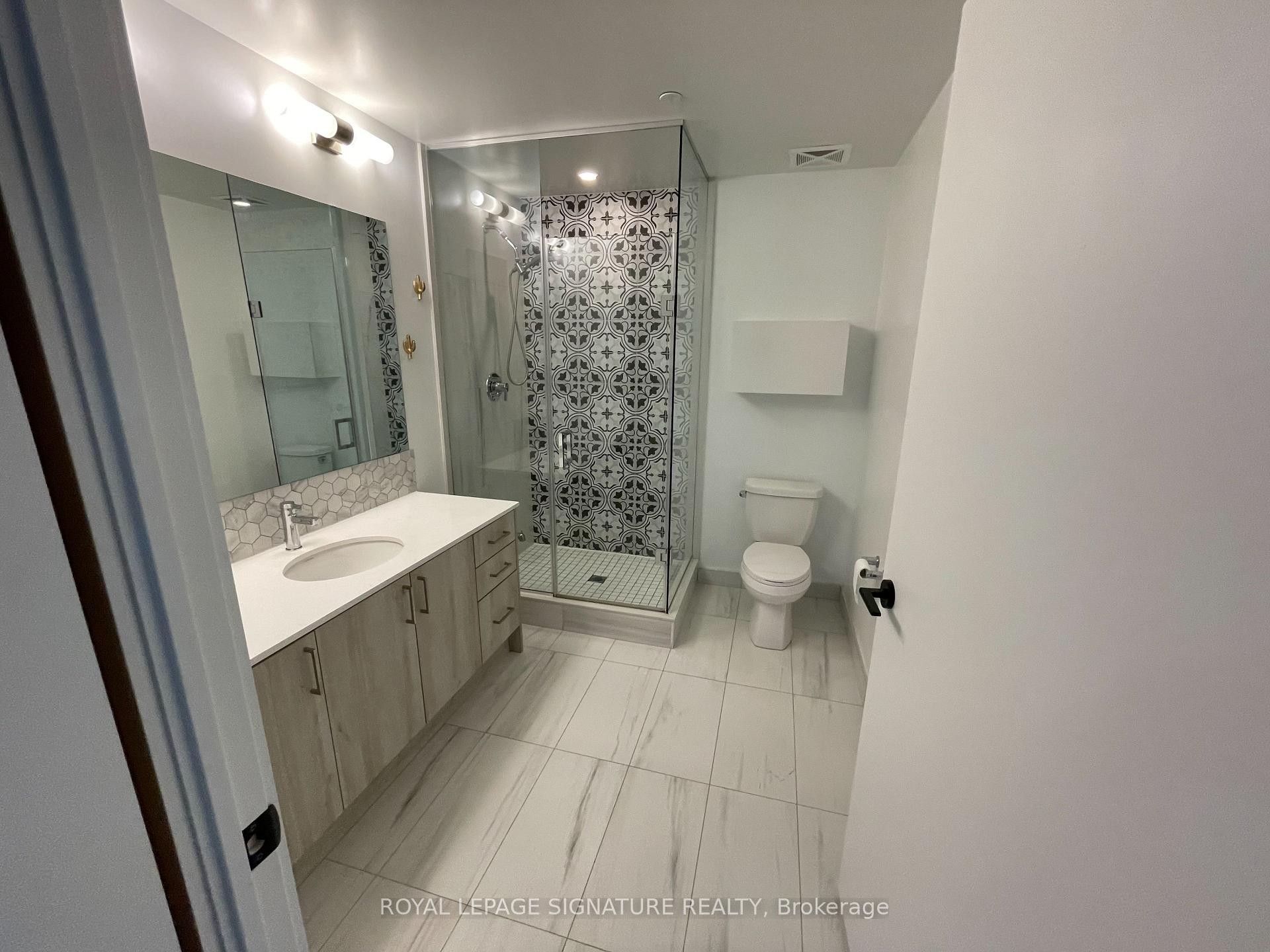 201-60 George Butchart Drive, Toronto, ON - Indoor Photo Showing Bathroom