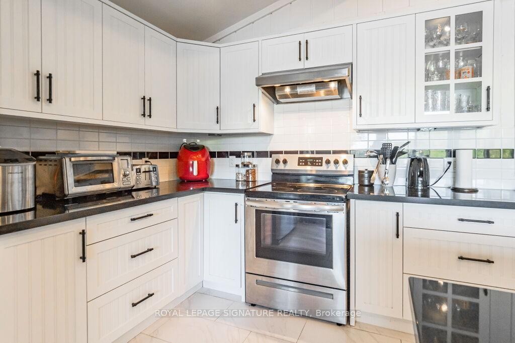 1127 Sunny Lake Road, Gravenhurst, ON - Indoor Photo Showing Kitchen With Upgraded Kitchen