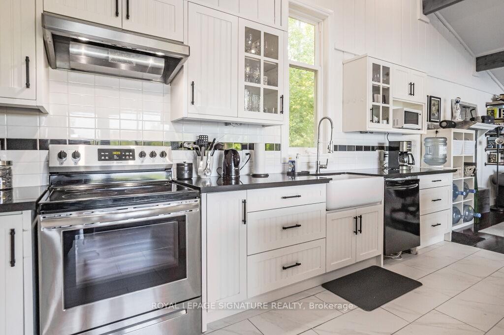 1127 Sunny Lake Road, Gravenhurst, ON - Indoor Photo Showing Kitchen With Upgraded Kitchen