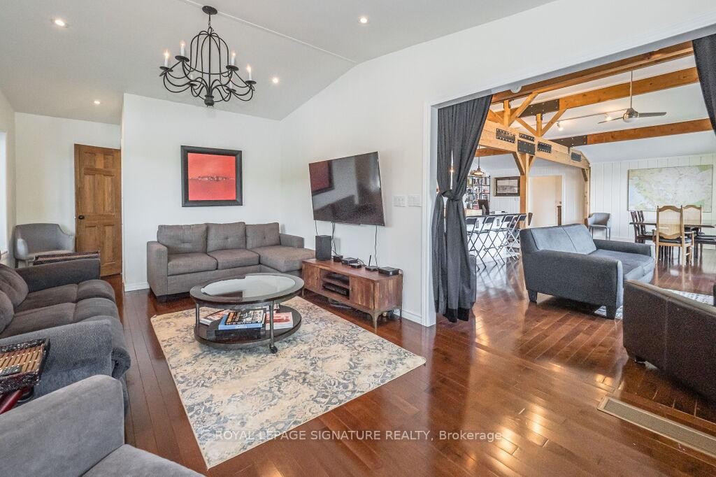 1127 Sunny Lake Road, Gravenhurst, ON - Indoor Photo Showing Living Room