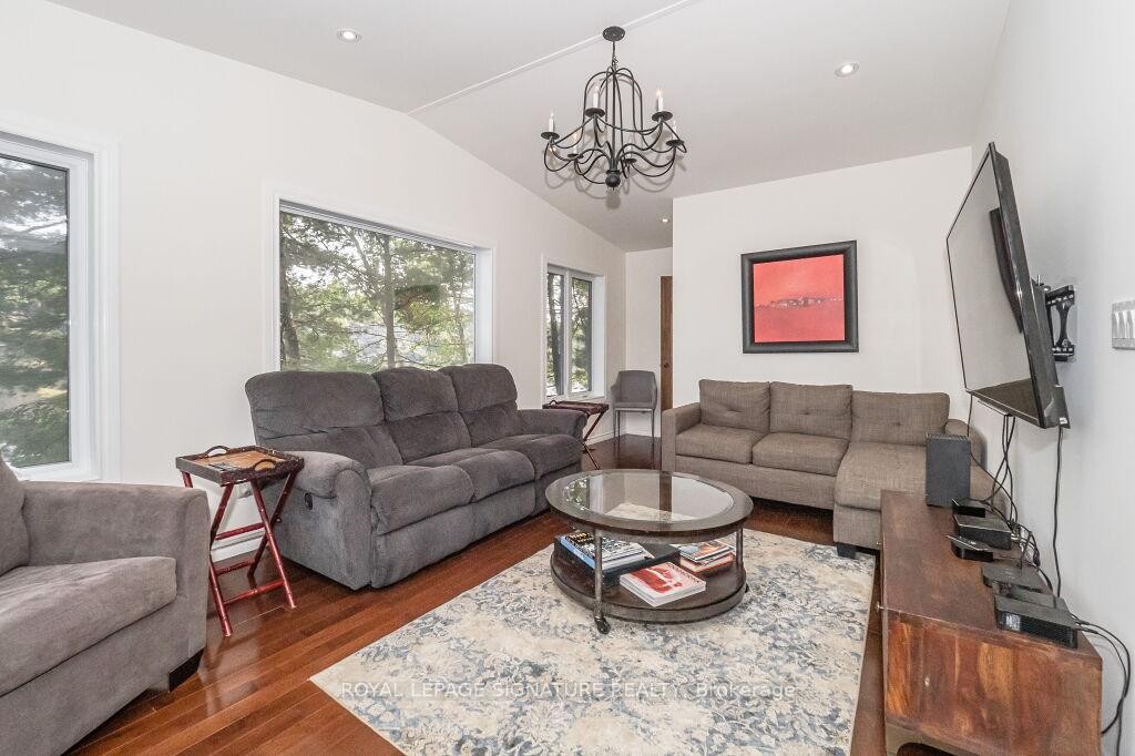 1127 Sunny Lake Road, Gravenhurst, ON - Indoor Photo Showing Living Room