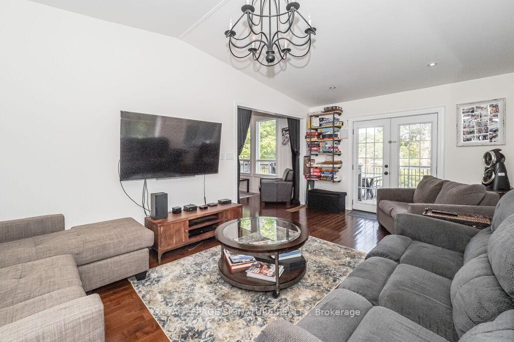 1127 Sunny Lake Road, Gravenhurst, ON - Indoor Photo Showing Living Room