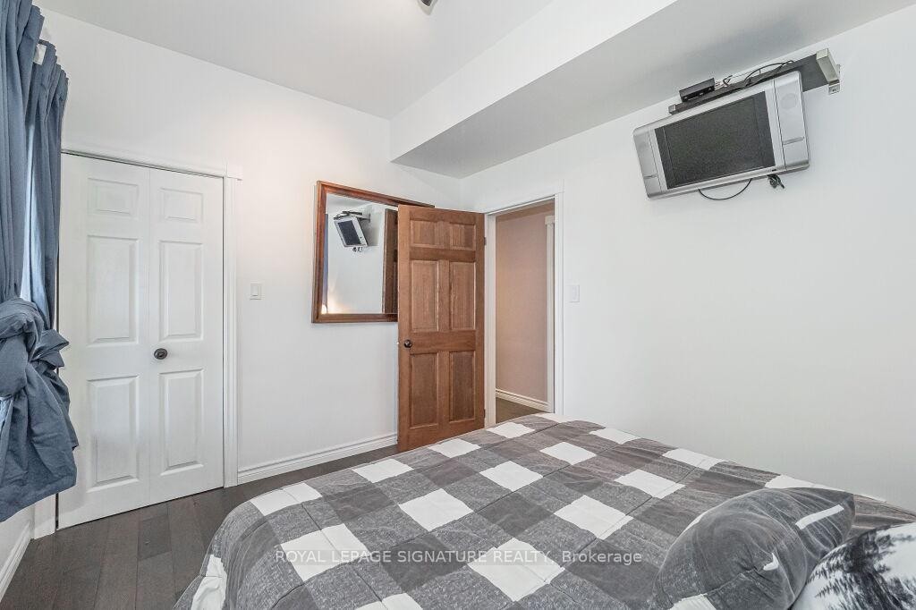 1127 Sunny Lake Road, Gravenhurst, ON - Indoor Photo Showing Bedroom
