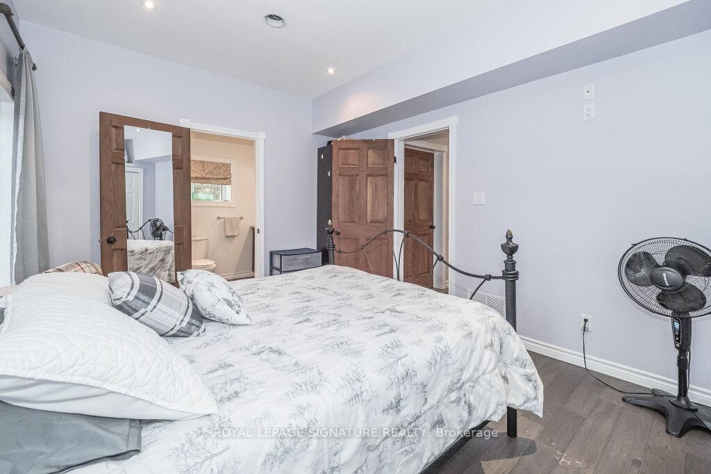 1127 Sunny Lake Road, Gravenhurst, ON - Indoor Photo Showing Bedroom