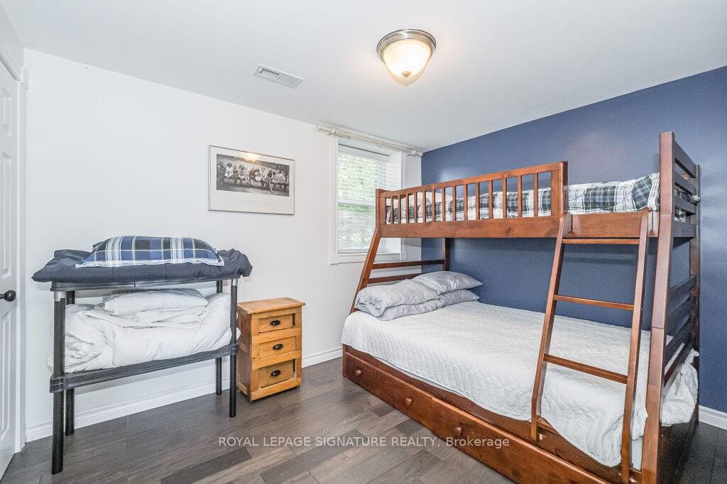 1127 Sunny Lake Road, Gravenhurst, ON - Indoor Photo Showing Bedroom