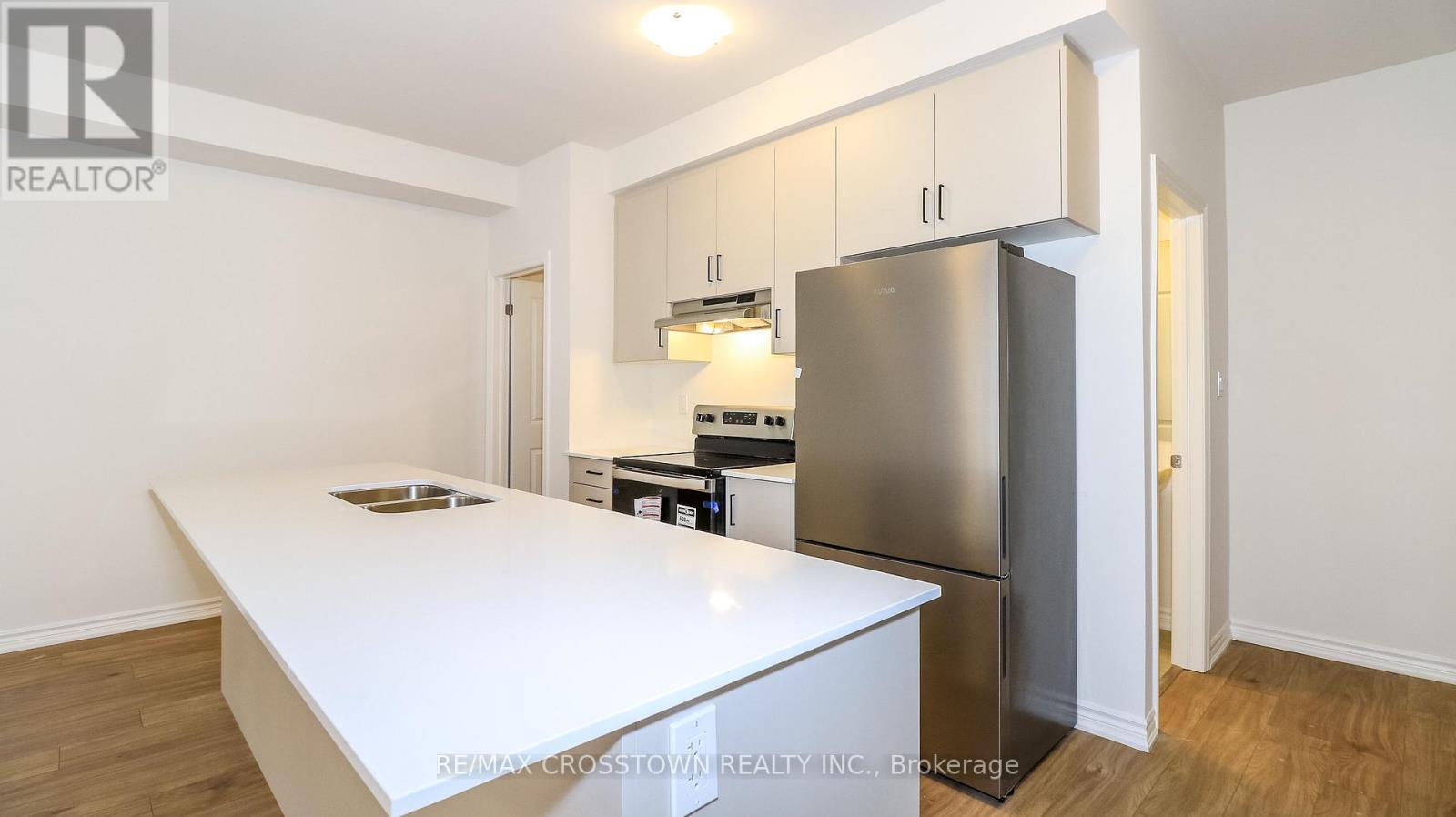 Unit 20 - 2025 Matteer Court, Innisfil, ON - Indoor Photo Showing Kitchen With Stainless Steel Kitchen With Double Sink